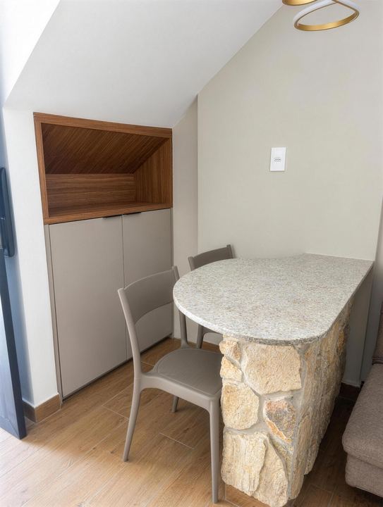 Mesa de jantar com cadeira e nicho de madeira