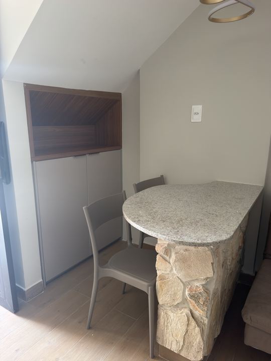 Mesa de jantar vista de lado, com o sofá ao lado