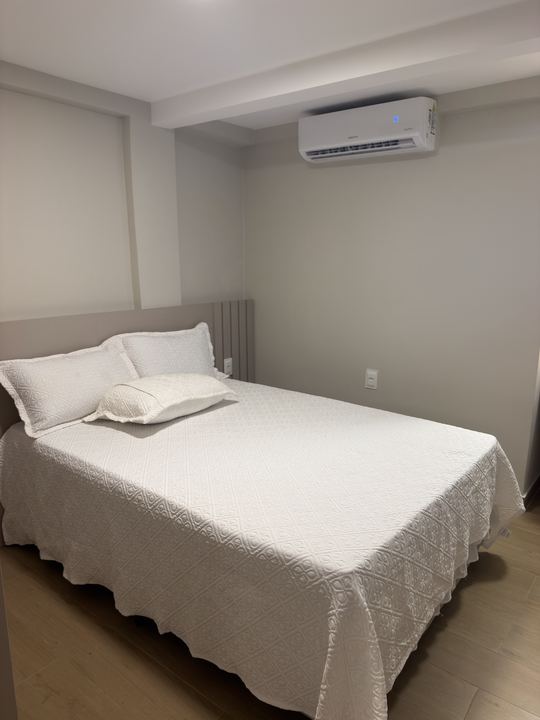 Cama de casal com cabeceira ripada e ar-condicionado