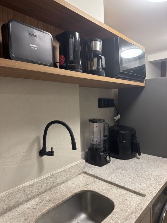 Micro-ondas, cafeteira e liquidificador na prateleira