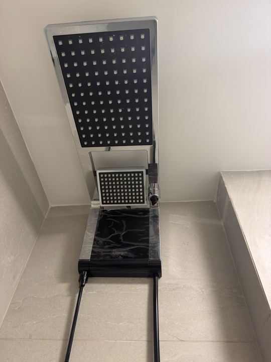 Ducha de teto com piso de mármore