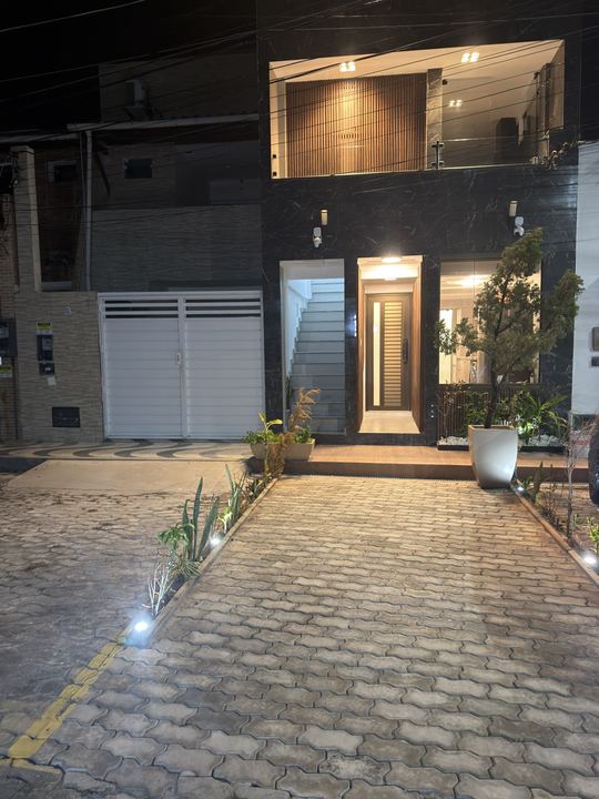 Fachada iluminada à noite