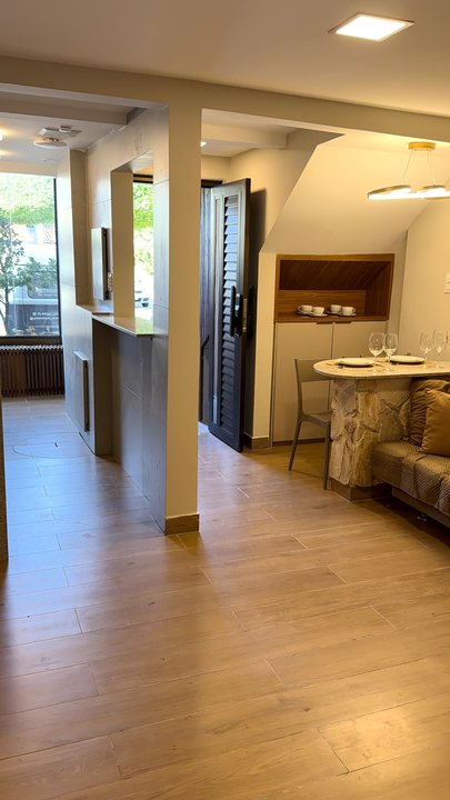 Vista da entrada do apartamento para a sala