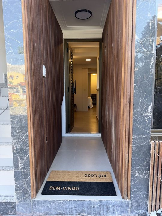 Corredor de entrada com tapete de boas-vindas